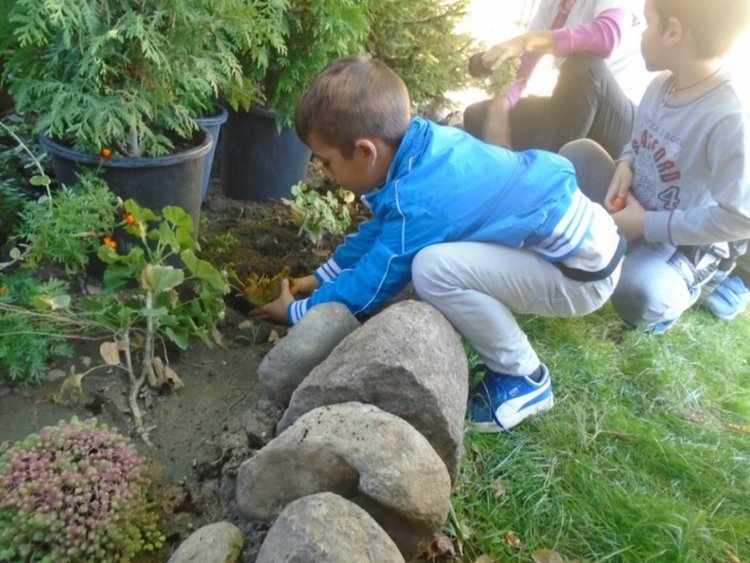 105 деца промениха двора на детската си градина