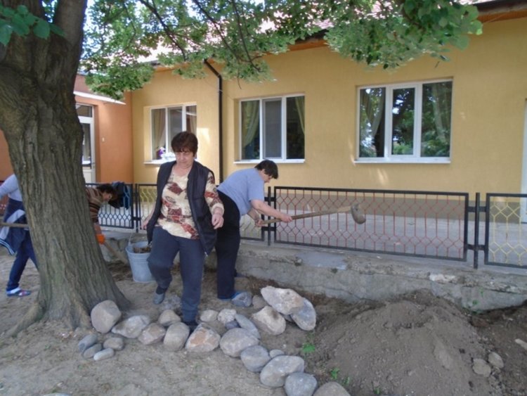 105 деца промениха двора на детската си градина