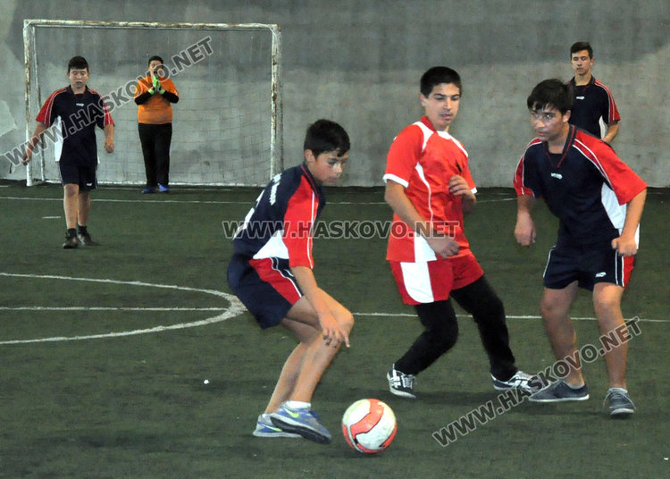 Футболистите на ПМГ и „Кирил и Методий“ дадоха старт на ученическите игри