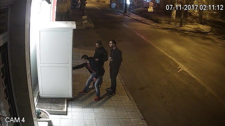 Камера засне младежи, които трошат кафе автомат в Хасково (видео)