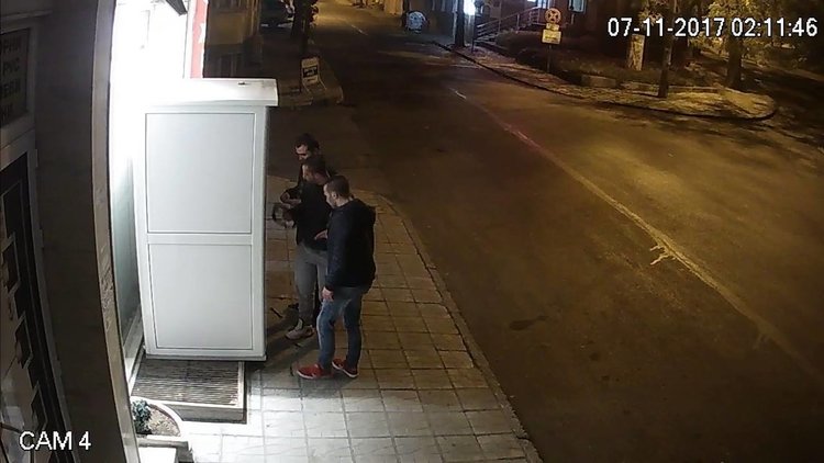 Камера засне младежи, които трошат кафе автомат в Хасково (видео)
