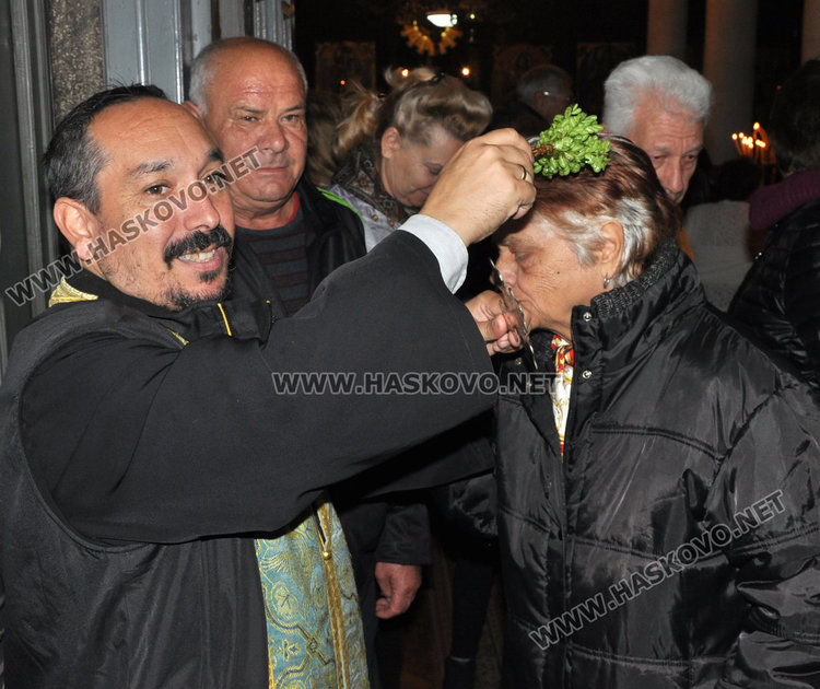 Хасковлии склониха глава пред иконата на Архангел Михаил на храмовия празник