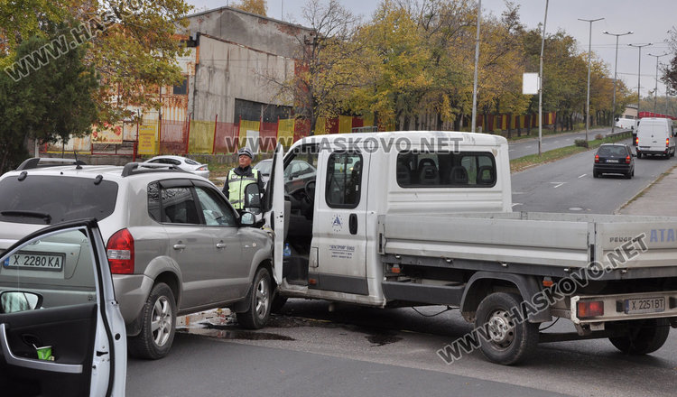 Кола на Атастрой засече джип до Захарна фабрика и му нагъна предницата