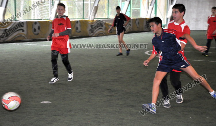Футболистите на ПМГ и „Кирил и Методий“ дадоха старт на ученическите игри