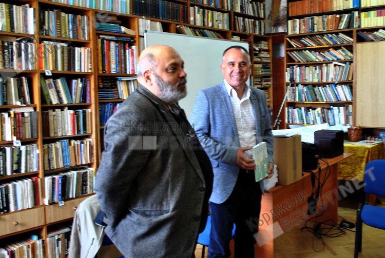 Себахатин Гьокче дари нови книги на читалищата в Кърджалийско