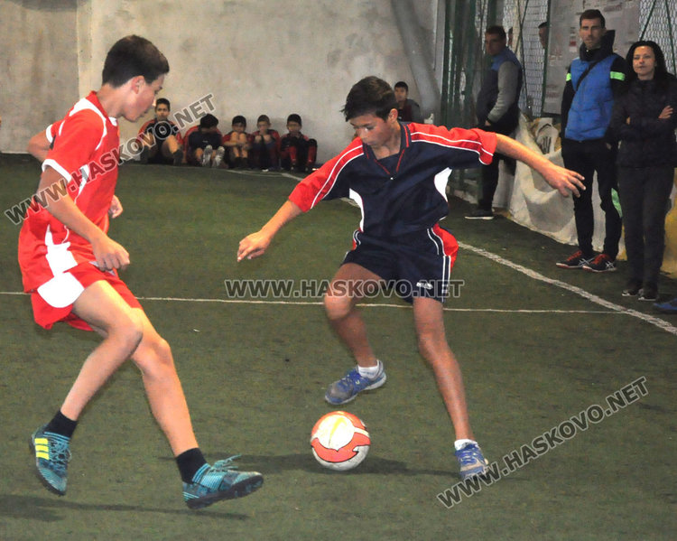 Футболистите на ПМГ и „Кирил и Методий“ дадоха старт на ученическите игри