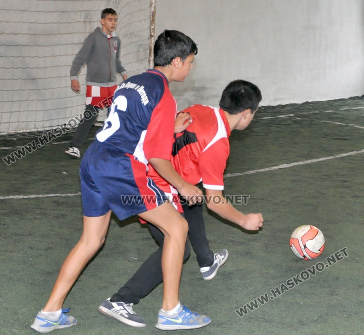 Футболистите на ПМГ и „Кирил и Методий“ дадоха старт на ученическите игри