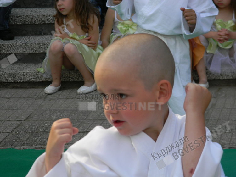 Наш каратист от Рани лист утвърждава карате в Кърджалийско