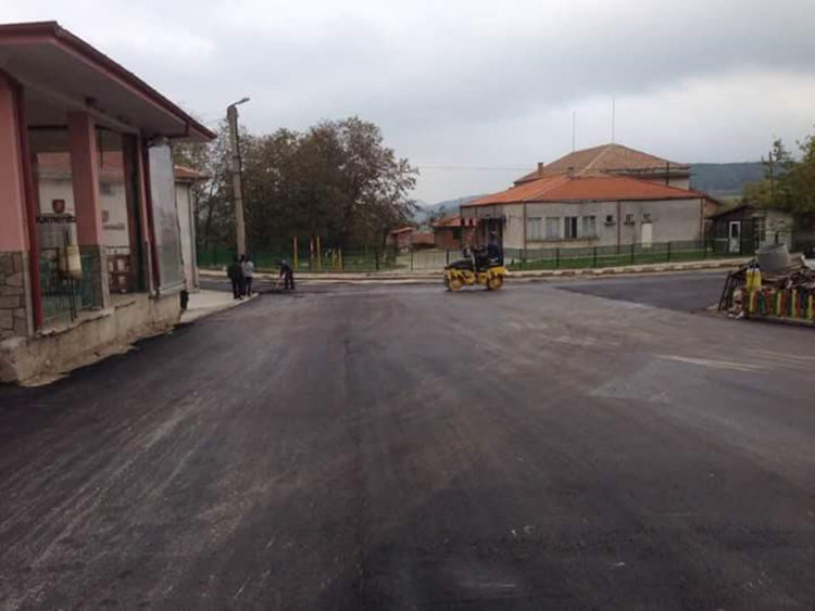 След 45 години, главната улица в Буково отново е асфалтирана