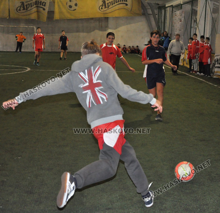 Футболистите на ПМГ и „Кирил и Методий“ дадоха старт на ученическите игри