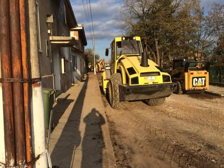 След 45 години, главната улица в Буково отново е асфалтирана
