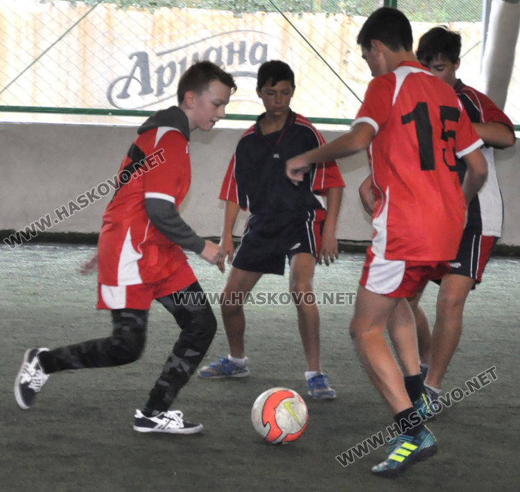 Футболистите на ПМГ и „Кирил и Методий“ дадоха старт на ученическите игри