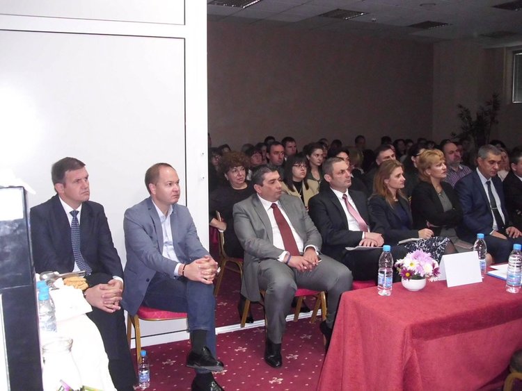 сни: Областна администрация ХАсково. Областният управител на  Хасково Станислав Дечев /първият вляво / присъства също на срещата в Луковит