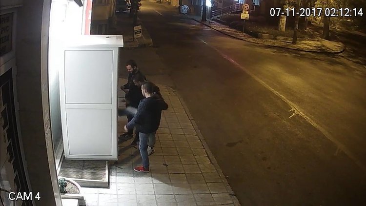 Камера засне младежи, които трошат кафе автомат в Хасково (видео)