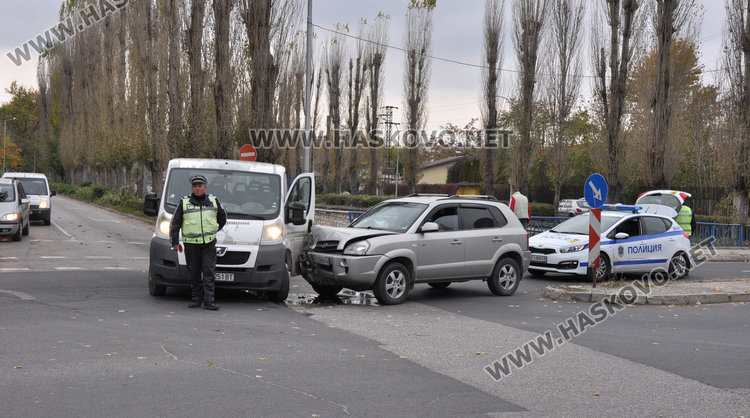 Кола на Атастрой засече джип до Захарна фабрика и му нагъна предницата