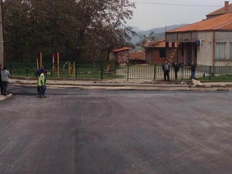 След 45 години, главната улица в Буково отново е асфалтирана