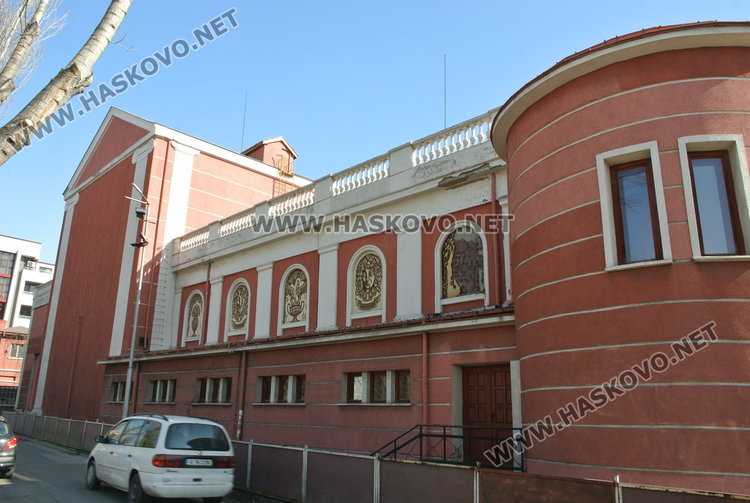 Паната на театъра бяха повредени миналата зима от течащия покрив