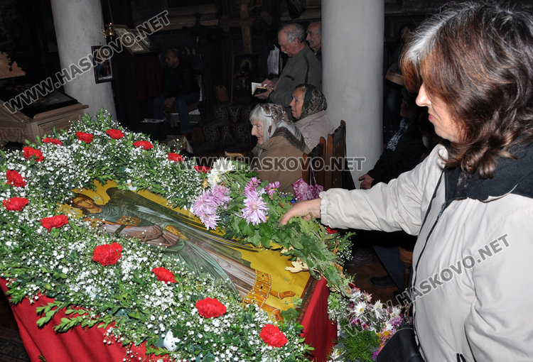 Хасковлии склониха глава пред иконата на Архангел Михаил на храмовия празник