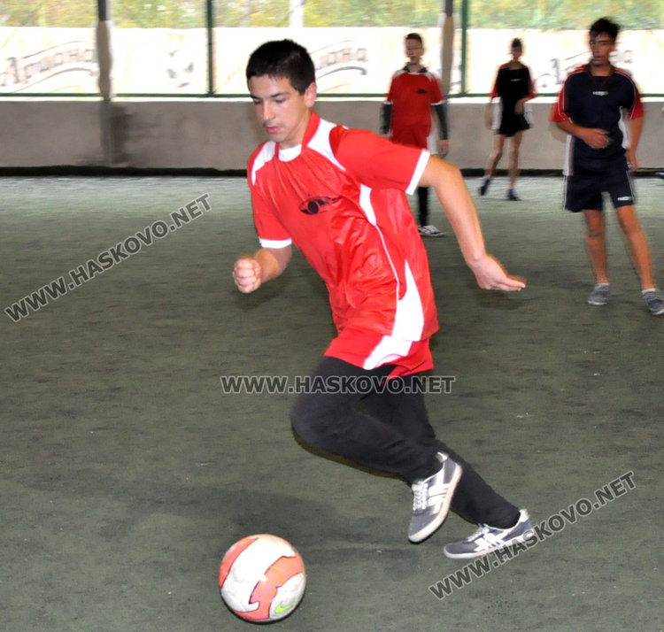 Футболистите на ПМГ и „Кирил и Методий“ дадоха старт на ученическите игри