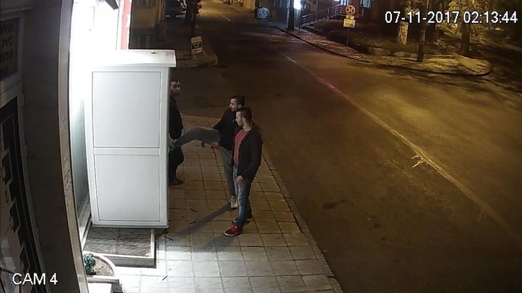 Камера засне младежи, които трошат кафе автомат в Хасково (видео)