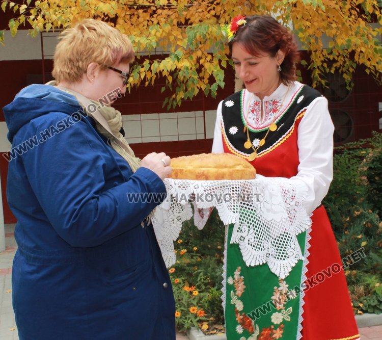 С хляб и сол посрещнаха директор на финландска библиотека в Димитровград