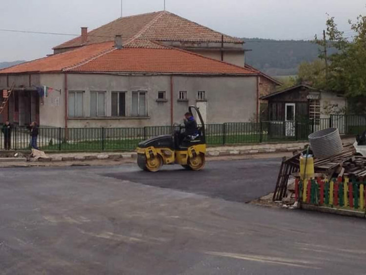 След 45 години, главната улица в Буково отново е асфалтирана