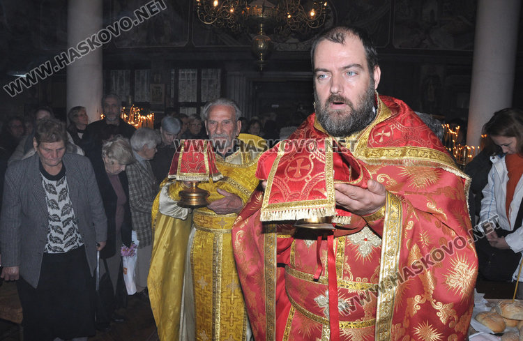 Хасковлии склониха глава пред иконата на Архангел Михаил на храмовия празник