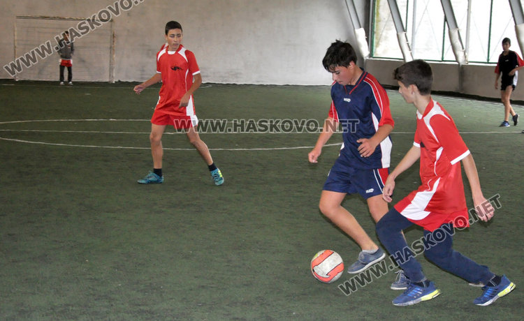 Футболистите на ПМГ и „Кирил и Методий“ дадоха старт на ученическите игри