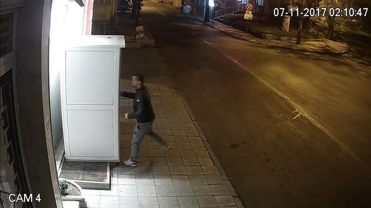 Камера засне младежи, които трошат кафе автомат в Хасково (видео)