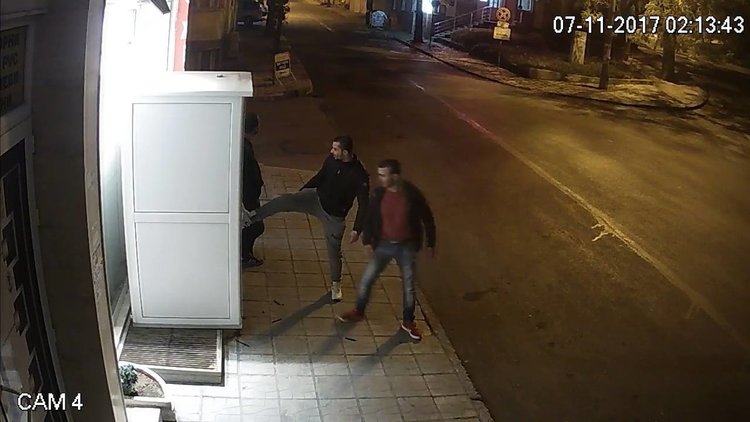 Камера засне младежи, които трошат кафе автомат в Хасково (видео)