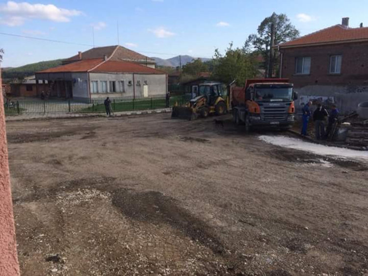 След 45 години, главната улица в Буково отново е асфалтирана