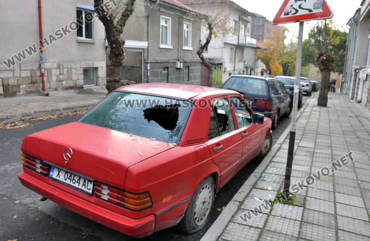 Варварски потрошиха Мерцедес в Хасково тази нощ