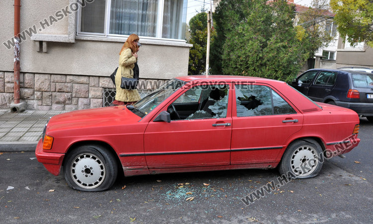 Варварски потрошиха Мерцедес в Хасково тази нощ