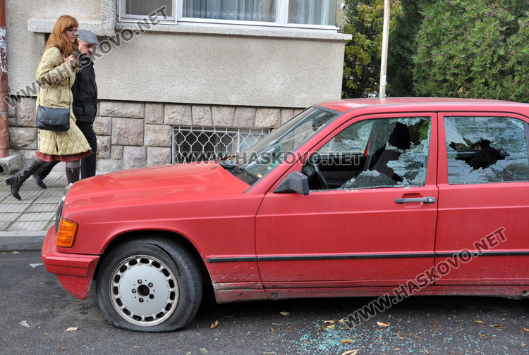Варварски потрошиха Мерцедес в Хасково тази нощ