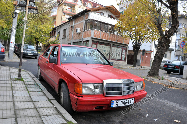 Варварски потрошиха Мерцедес в Хасково тази нощ