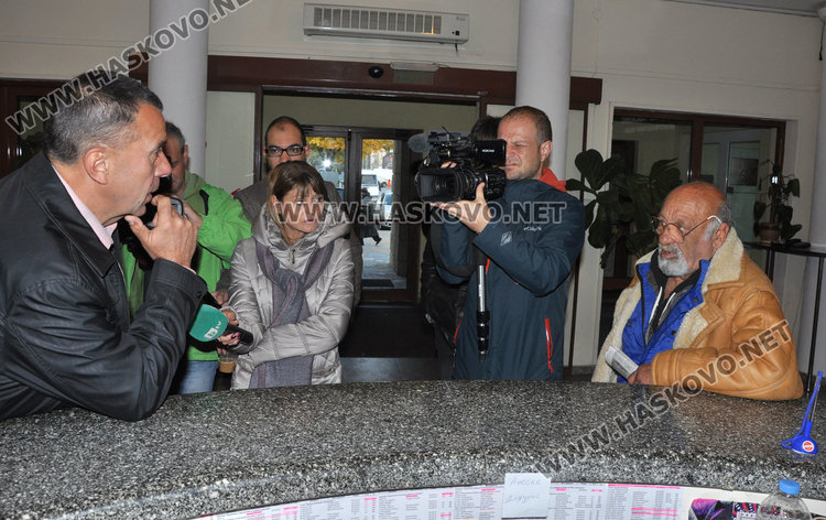 Бездомник иска от общината жилище, отказва в Старчески дом