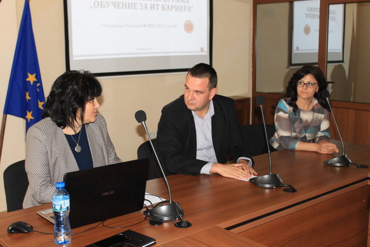 Ще обучават ученици по специалността „Приложен програмист” в Кърджали