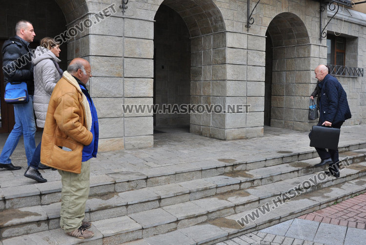 Бездомник иска от общината жилище, отказва в Старчески дом