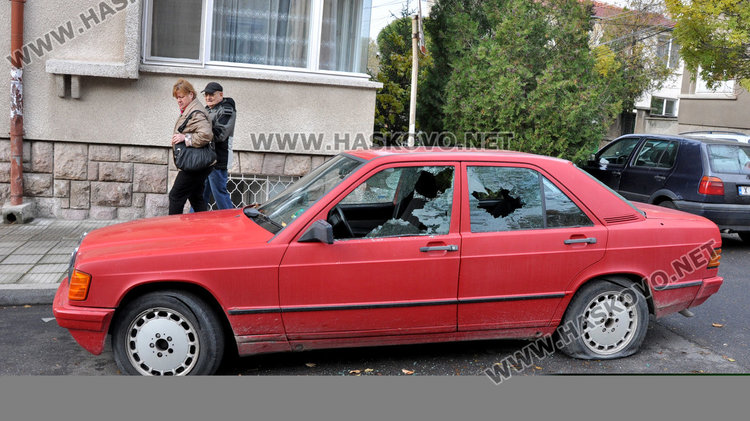 Варварски потрошиха Мерцедес в Хасково тази нощ