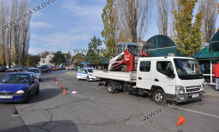 Възрастен хасковлия в болница след сблъсък с камион до пазара