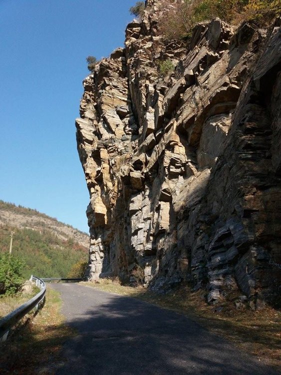 Опасна скална маса  на пътя Кобиляне – Русалско