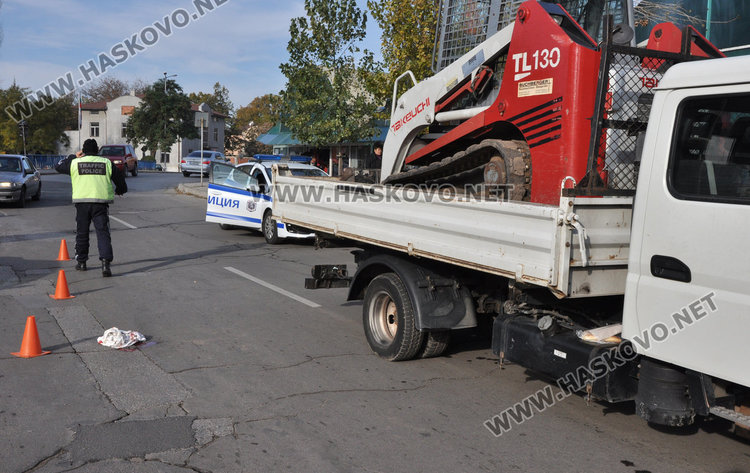 Възрастен хасковлия в болница след сблъсък с камион до пазара