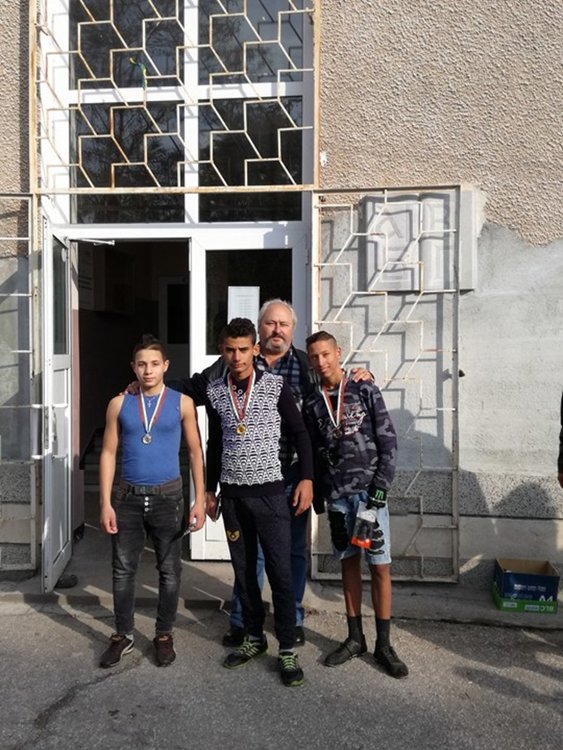 Празникът продължи с крос, като първенците атлети бяха наградени от кмета на Меричлери