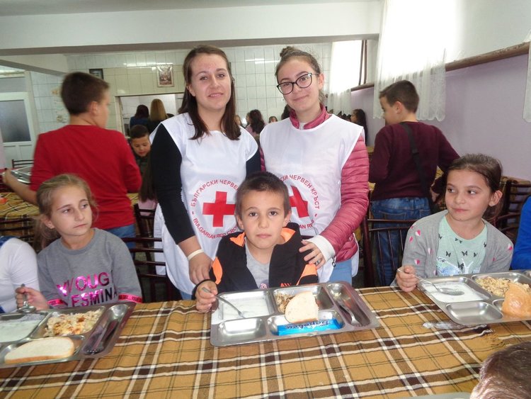 Топъл обяд за децата в риск в Черноочене