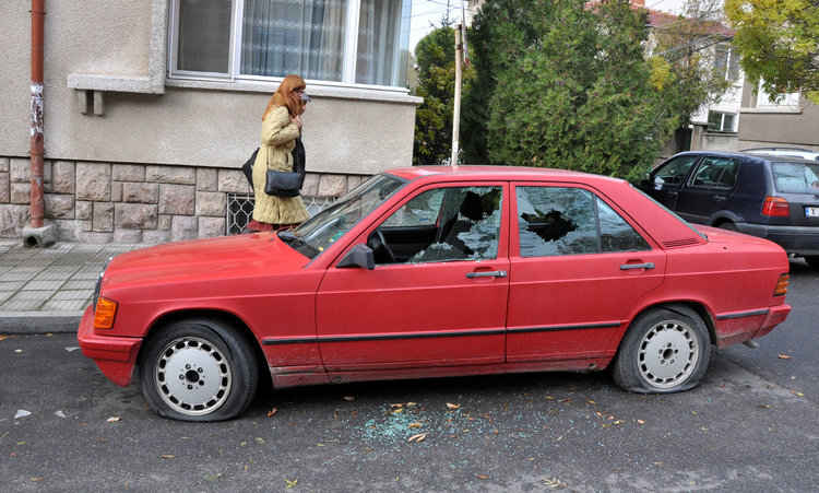 Потрошеният мерцедес на ул. "Георги Кирков"