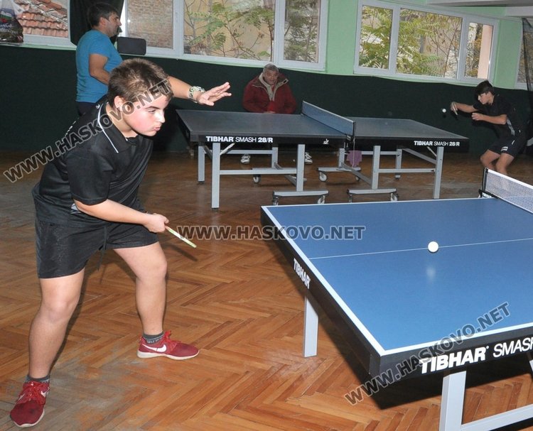 Любители тенисисти играха благотворително за лечението на деца