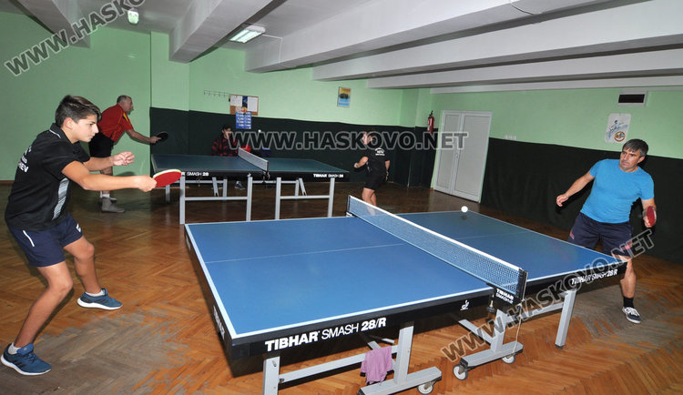 Любители тенисисти играха благотворително за лечението на деца