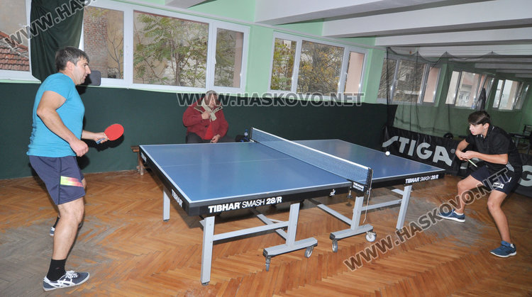 Любители тенисисти играха благотворително за лечението на деца