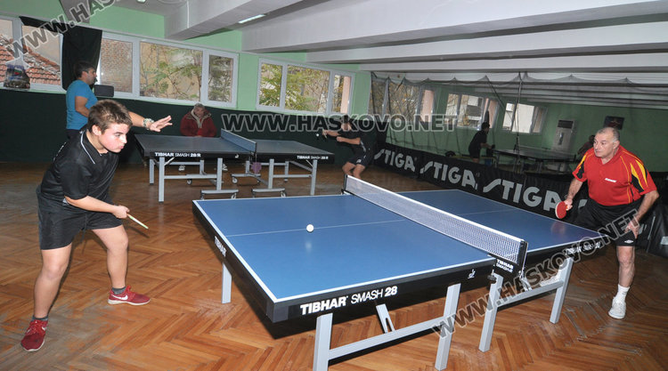 Любители тенисисти играха благотворително за лечението на деца