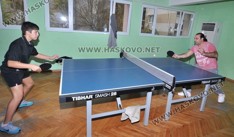 Любители тенисисти играха благотворително за лечението на деца